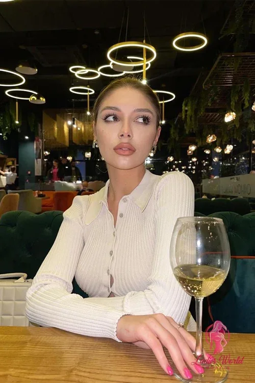 Полина фото 3 - Алматы, 25 лет, стройная, блондинка, 161 см, 55 кг, грудь 2 размер